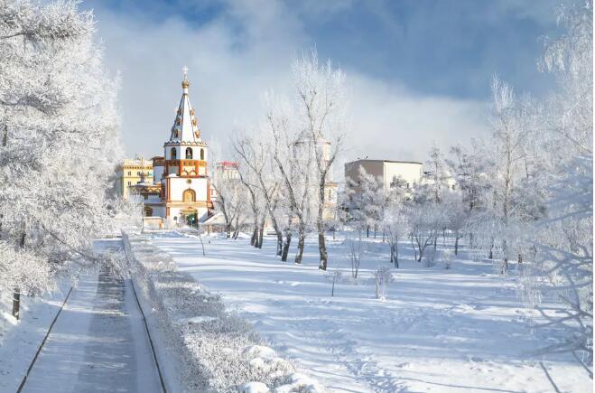 你还可以漫步于雪景下莫斯科红场上的石路上.
