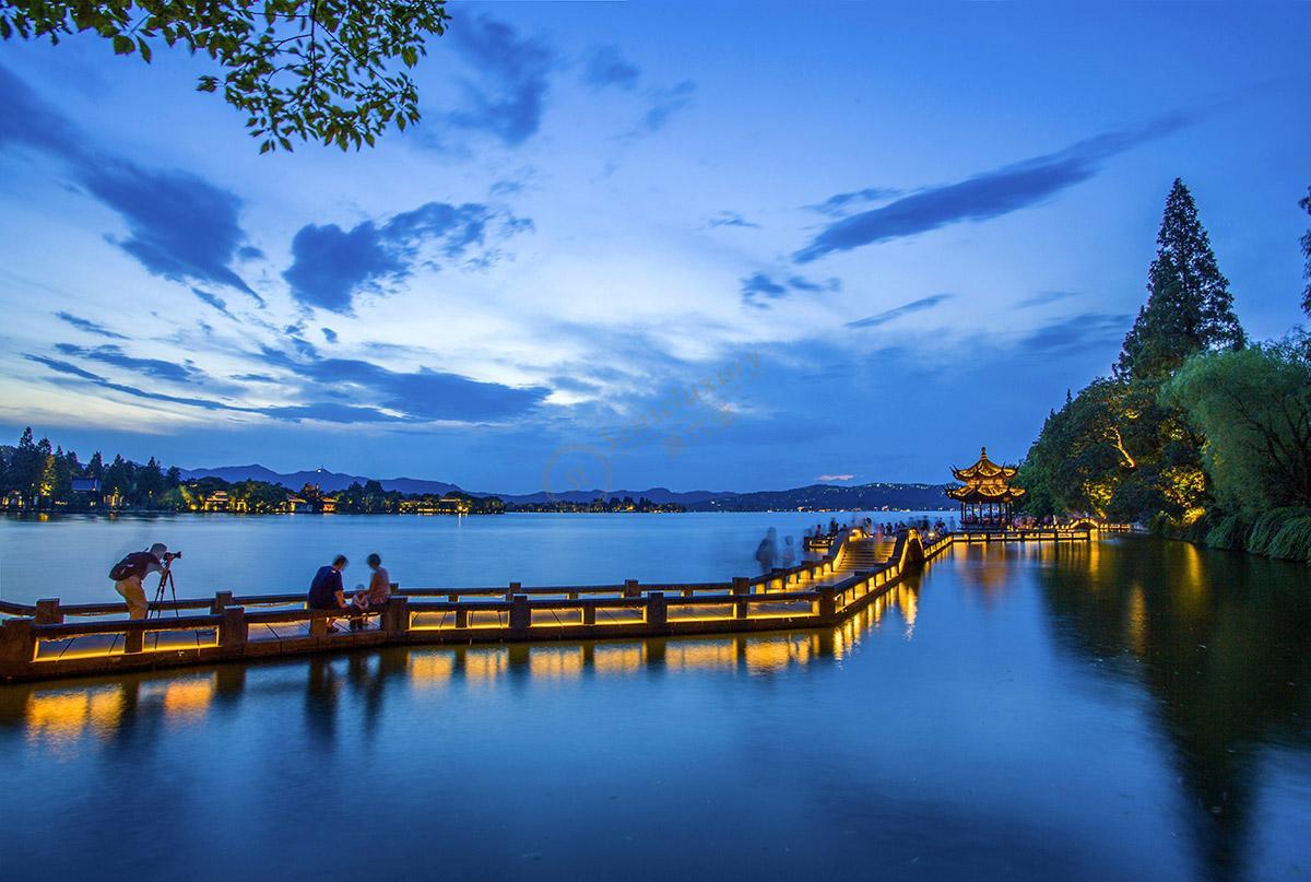 云山秀水是杭州西湖的背景色;青山绿水与历史人文相融是西湖风景景区