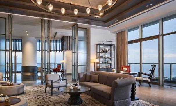 三亚保利瑰丽酒店坐落于国家海岸三亚海棠湾之上,每间客房皆坐拥蔚蓝