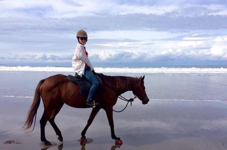 巴厘岛海滩骑马  