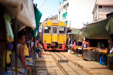 美功铁道市场 （Maeklong Railway Market）
