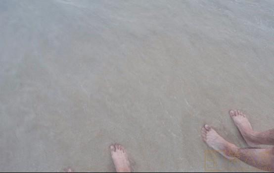大脚丫踩在沙滩上