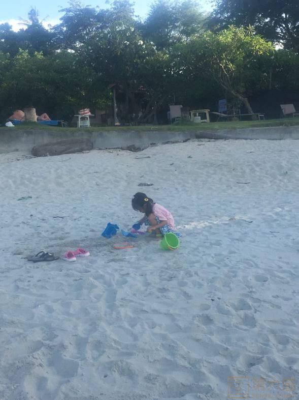 海边玩沙子