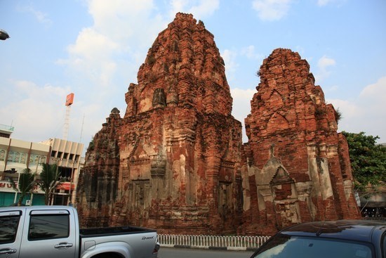 三塔寺(Phra Prang Sam Yod)