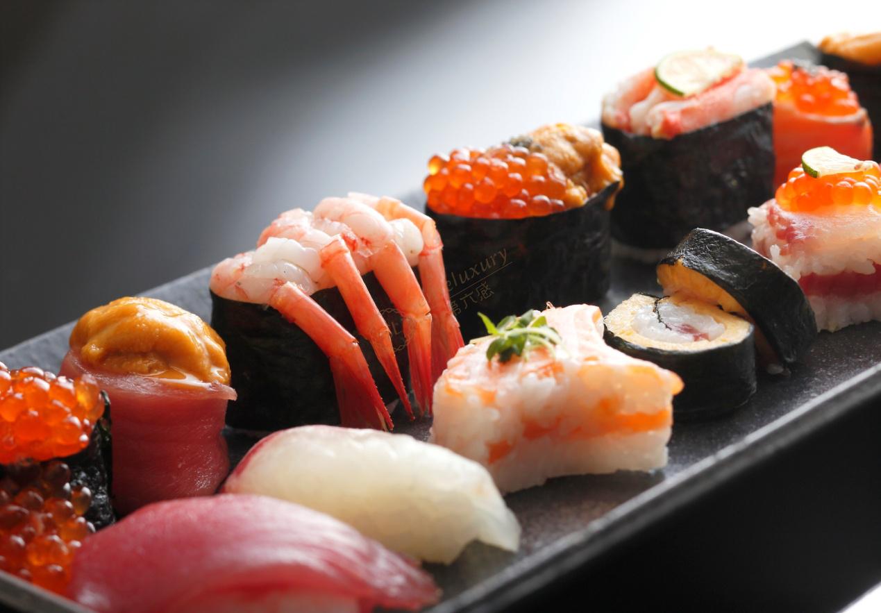 Сайт суши ем. Суши в Японии настоящие. Настоящие японские суши в Японии. Ест суши. Токио суши для доклада.