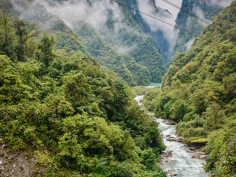 雅安东拉山大峡谷