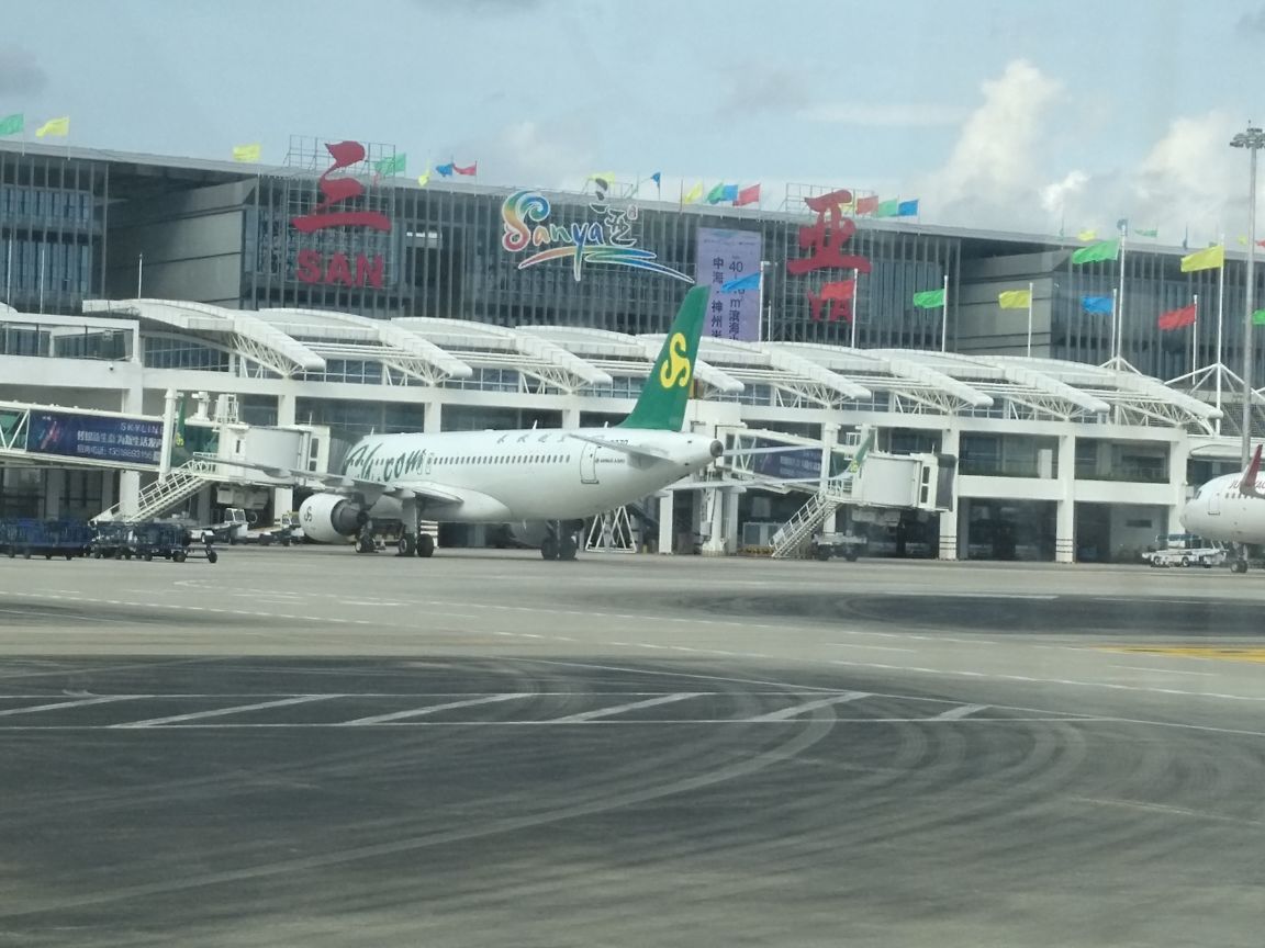 外部交通:三亚凤凰国际机场是海南南部最大的国际航空港,位于三亚市