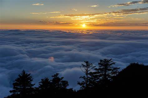 西岭雪山日出云海