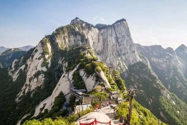 西安翠華山旅遊特色:西安翠華山景區由碧山湖景區,天池景區和山崩石海