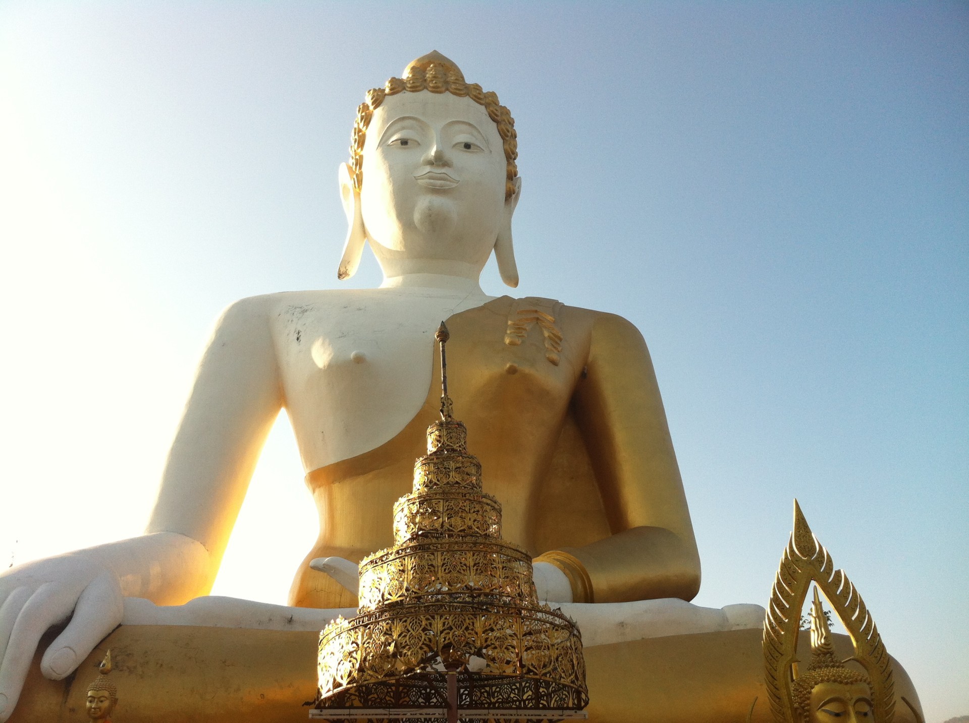 来康佛寺(Wat Phra That Doi Kham)