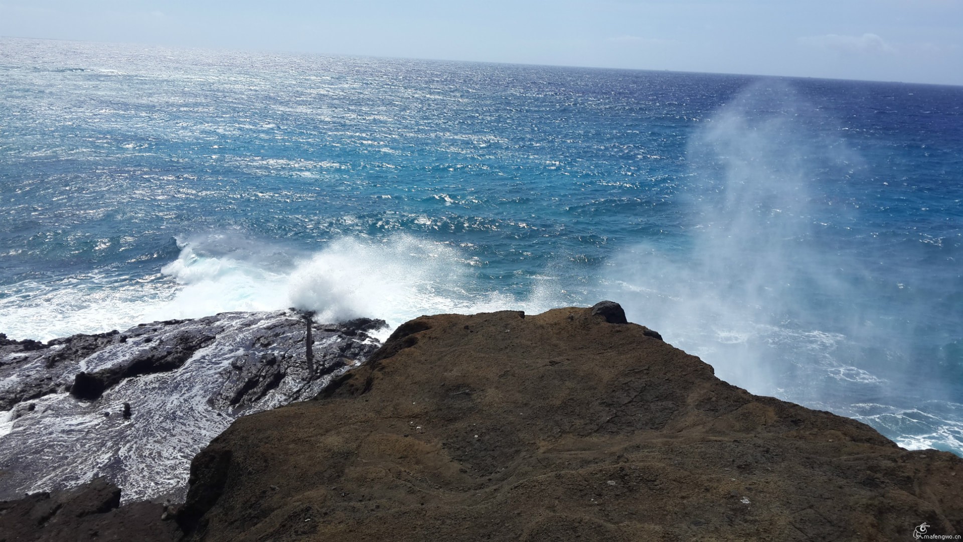 【携程攻略】夏威夷喷泉洞景点,喷泉口有个观景平台，可以免费停车。喷泉口是一堆火山熔岩，由于长时…
